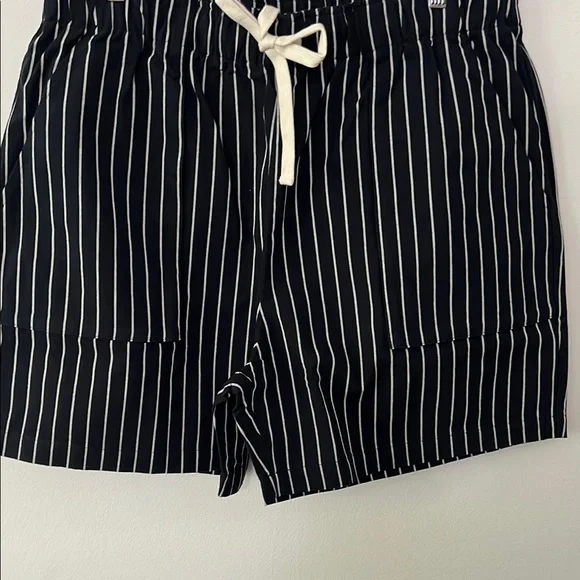 Forever 21 Men’s Black and White Pinstriped Flat Front Shorts 2XL - Picture 1 of 6